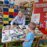 dzieci wypożyczają książki