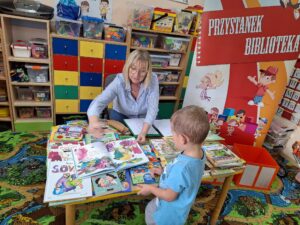 dzieci wypożyczają książki