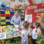 dzieci wypożyczają książki