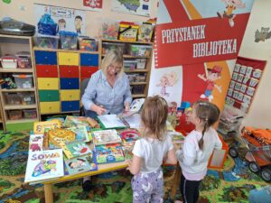 dzieci wypożyczają książki