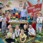 dzieci wypożyczają książki