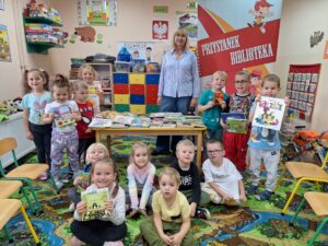 dzieci wypożyczają książki