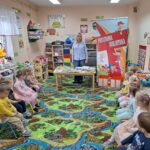 dzieci wypożyczają książki