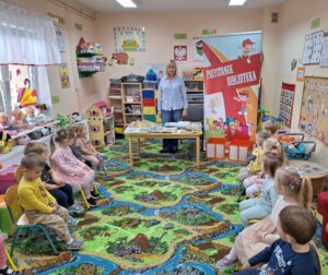 dzieci wypożyczają książki