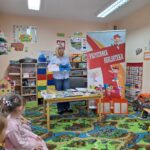 dzieci wypożyczają książki