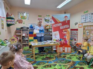 dzieci wypożyczają książki