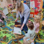 dzieci wypożyczają książki