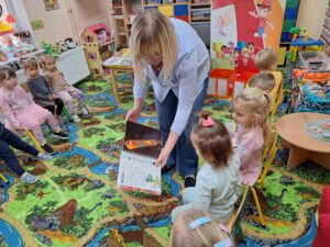 dzieci wypożyczają książki