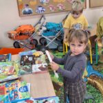 dzieci wypożyczają książki