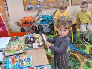 dzieci wypożyczają książki