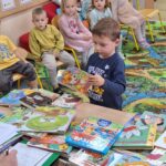 dzieci wypożyczają książki