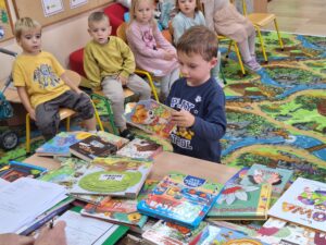 dzieci wypożyczają książki