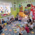 dzieci wypożyczają książki