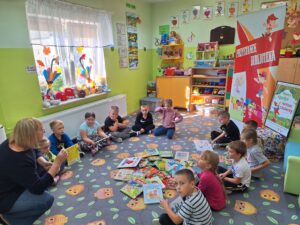 dzieci wypożyczają książki