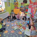 dzieci wypożyczają książki