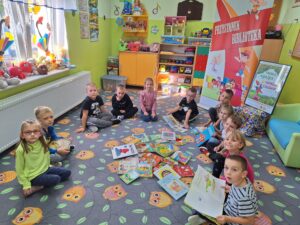dzieci wypożyczają książki