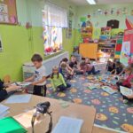 dzieci wypożyczają książki