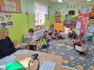 dzieci wypożyczają książki