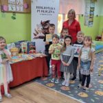 dzieci wypożyczają książki