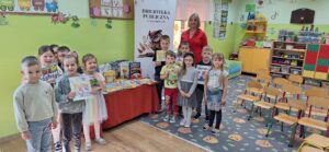 dzieci wypożyczają książki