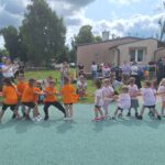 dzieci i rodzice przeciągają linę