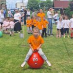 skoki dzieci na piłce