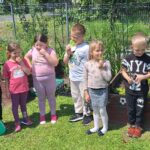 dzieci jedzą rośliny