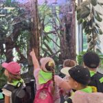 dzieci oglądają zwierzęta