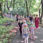 dzieci oglądają zwierzęta