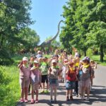 dzieci oglądają zwierzęta