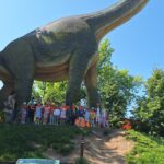 dzieci zwiedzają dinozaury