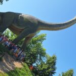 dzieci zwiedzają dinozaury