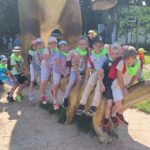 dzieci zwiedzają dinozaury