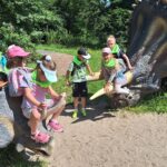 dzieci zwiedzają dinozaury