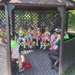 dzieci jedzą posiłek