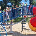 dzieci bawią się na placu zabaw