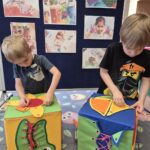 Chłopcy bawią się kostką sensoryczną