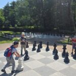 Chłopcy grają w szachy