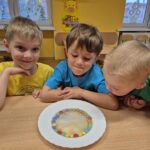 Chłopcy obserwują doświadczenie