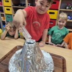 Chłopiec dodaje składanik