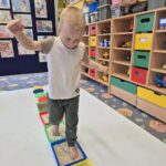 Chłopiec przechodzi po ścieżce sensorycznej