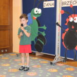 Chłopiec recutuje wiersz Jana Brzechwy