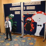 Chłopiec recytuje wiersz