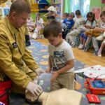 Chłopiec tłoczy tlen fantomowi