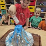 Chłopiec wykonuje eksperyment - Wulkan