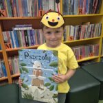 Chłopiec z książką i opaską na głowie