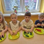 Dzieci bawią się kolorowym makaronem