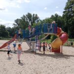 Dzieci bawią się na placu zabaw