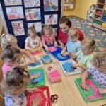 Dzieci bawią się piaskiem kinetcznym