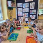 Dzieci bawia się ugotowanym ryżem